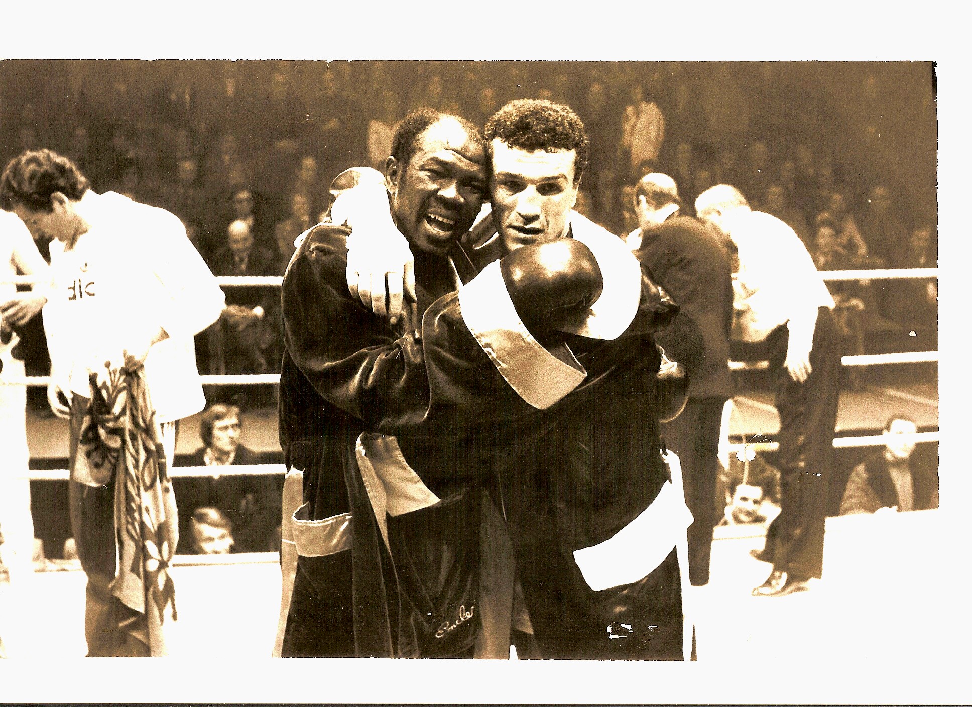 Loucif Hamani et Emile Griffith à la fin de leur combat épique, le 9 février 1976 à Paris. Ce jour là, le boxeur de Choisy-le-Roi a infligé une magnifique leçon de boxe au grand combattant américain plusieurs fois sacré champion du monde.
