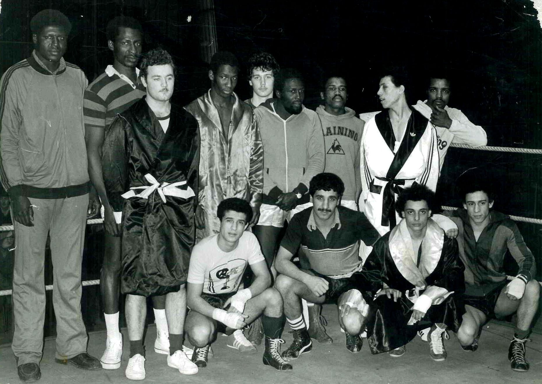 De gauche à droite, assis au premier rang : Madjid Izouaouéne, Abdel Ali Debah, Lakhal Djellal et Benziane. Gymnase de la Porte Pouchet, Paris, début des années 80.