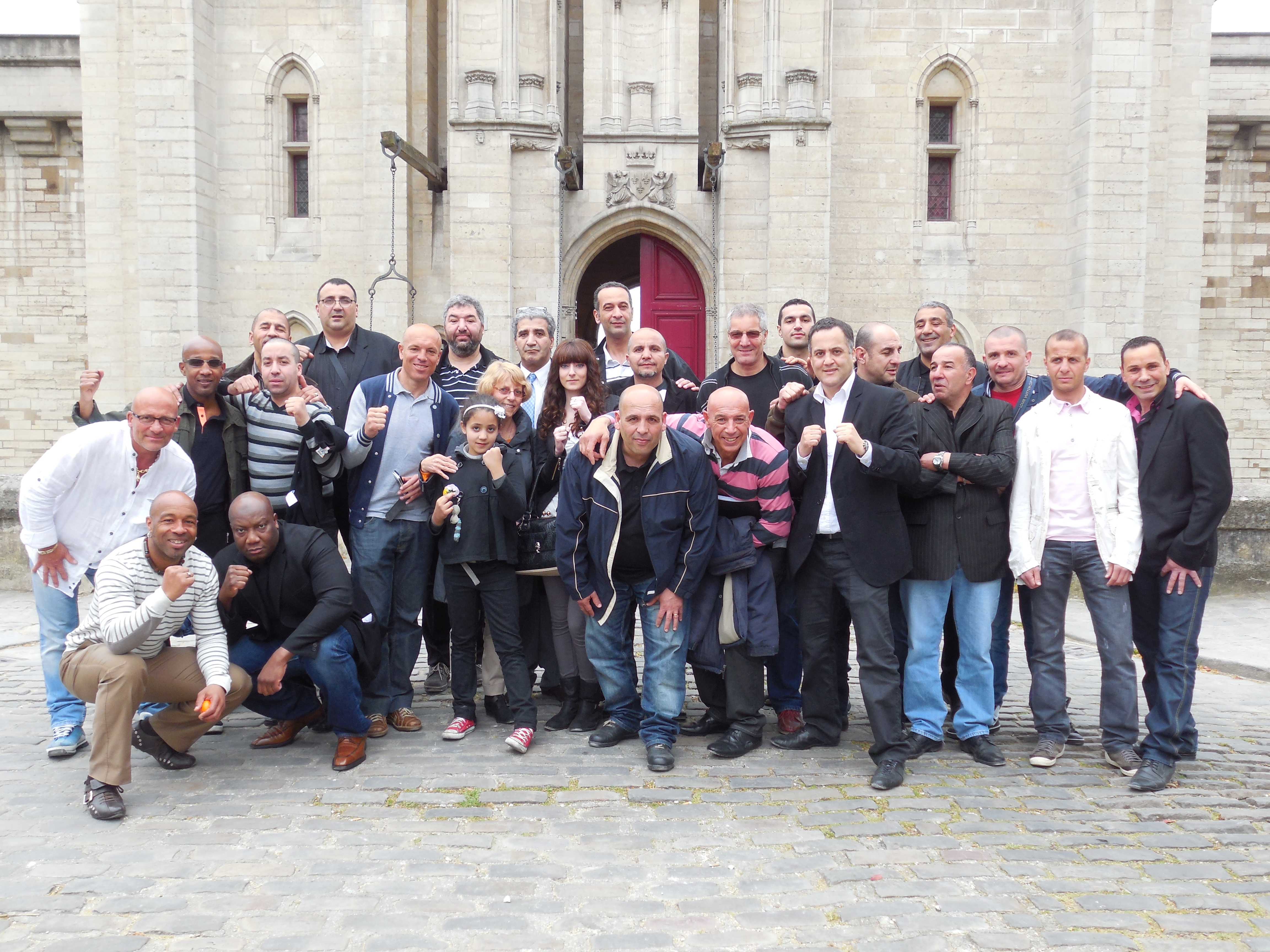 Photo de groupe, devant le Château de Vincennes, après le repas.