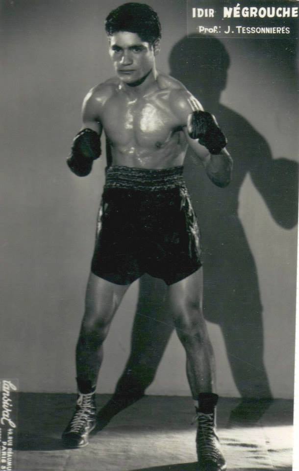 Battant spectaculaire, Idir Negrouche assurait le spectacle sur le ring ! Il se produisait souvent au Central Sporting Club et à l'Elysée Montmartre, deux temples mythiques de la boxe parisienne.