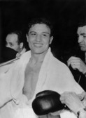 Chérif Hamia après sa victoire contre Robert Cohen en 1955.