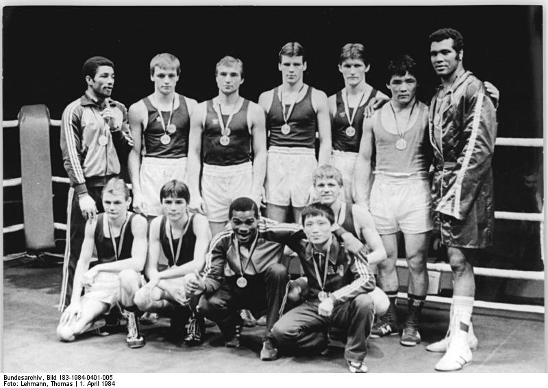 ADN-ZB Lehmann 1.4.84 Halle: XIII. Chemie-Pokalturnier im Boxen - Die Sieger der einzelnen Gewichtsklassen stellten sich den Bildreportern. Untere Reihe vlnr: Mike Knuth, Andreas Zülow (beide DDR), Jesus Sollet (Kuba), Kon Gil Rjon (KDVR) und Torsten Koch (DDR). Obere Reihe vlnr Carloe Carcia (Kuba), Michael Timm, Torsten Schmitz, Henry Maske (alle DDR), Alexander Beljajew (UdSSR, SASK Schwerin), Serik Umirbekow (UdSSR) und Teofilo Stevenson (Kuba).